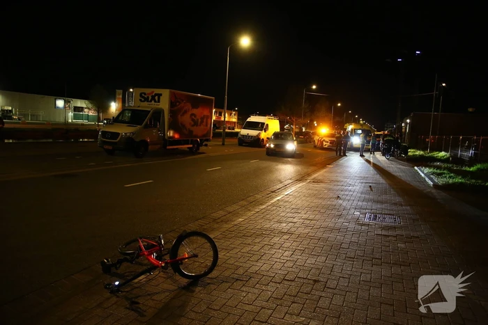 Overstekende fietser geschept door auto