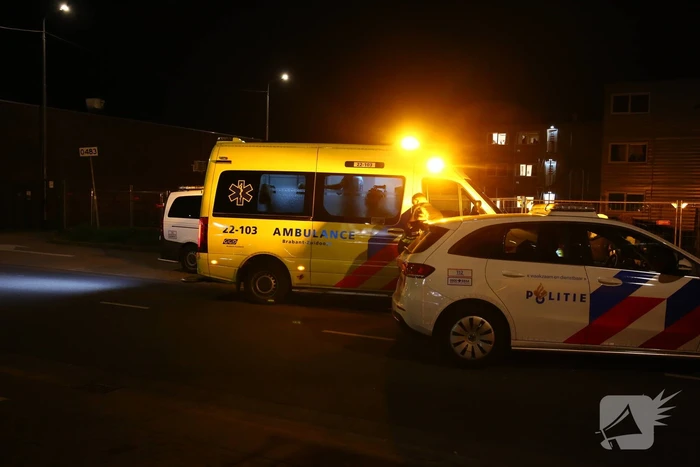 Overstekende fietser geschept door auto