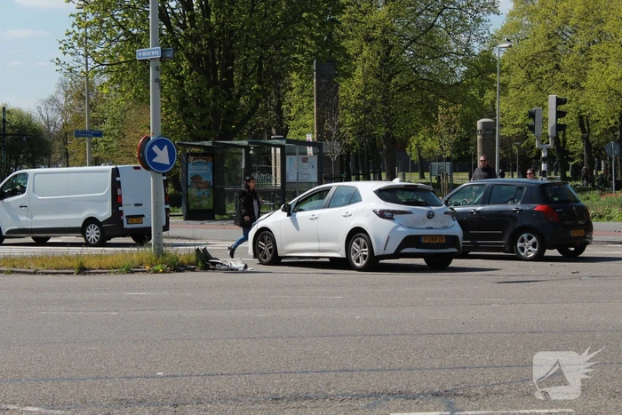 Taxi en personenwagen botsen op kruising