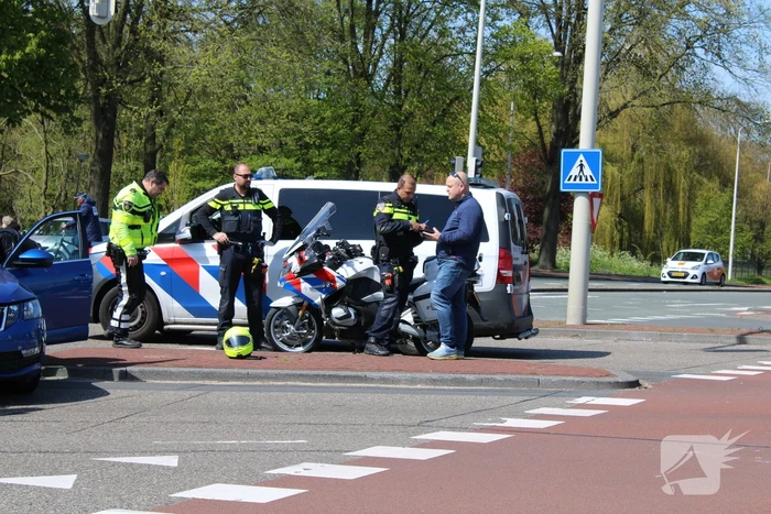 Taxi en personenwagen botsen op kruising