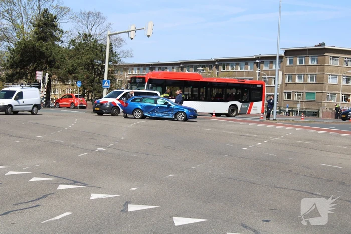 Taxi en personenwagen botsen op kruising