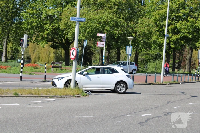 Taxi en personenwagen botsen op kruising