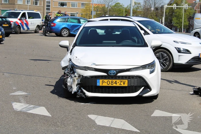 Taxi en personenwagen botsen op kruising