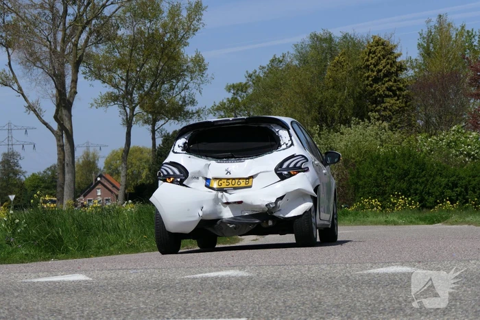 Bestuurster personenwagen gewond bij botsing met bestelbus