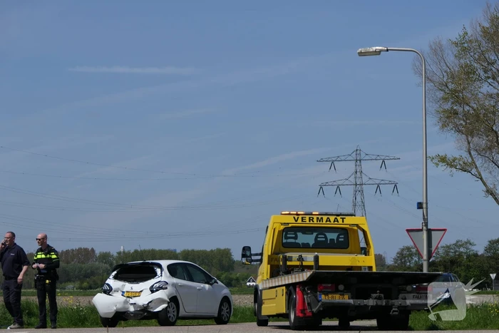 Bestuurster personenwagen gewond bij botsing met bestelbus