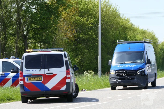 Bestuurster personenwagen gewond bij botsing met bestelbus