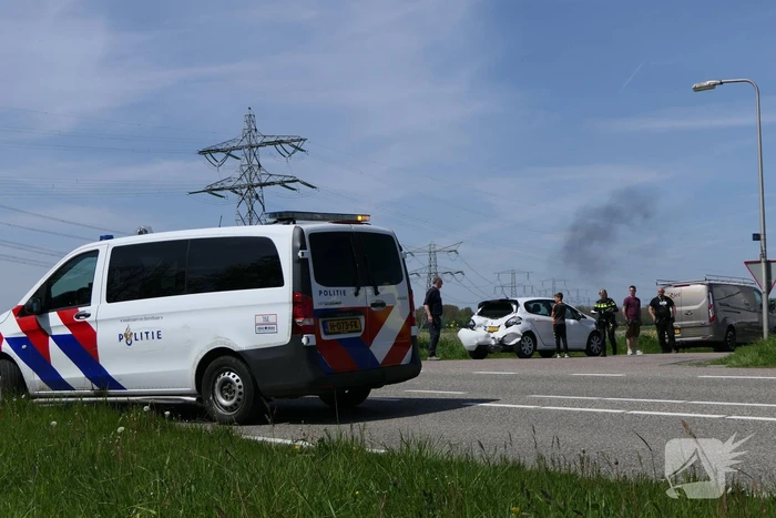 Bestuurster personenwagen gewond bij botsing met bestelbus