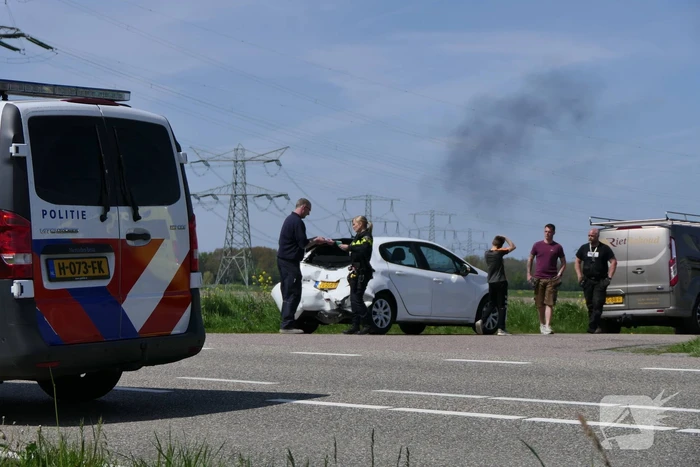 Bestuurster personenwagen gewond bij botsing met bestelbus