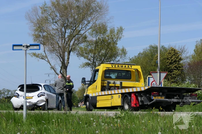 Bestuurster personenwagen gewond bij botsing met bestelbus