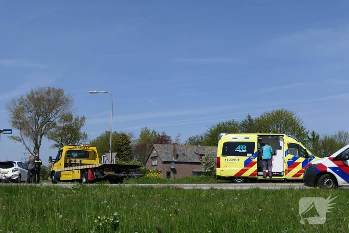 Bestuurster personenwagen gewond bij botsing met bestelbus