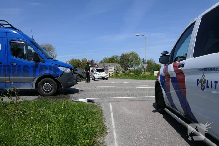 Bestuurster personenwagen gewond bij botsing met bestelbus