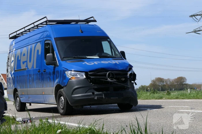 Bestuurster personenwagen gewond bij botsing met bestelbus