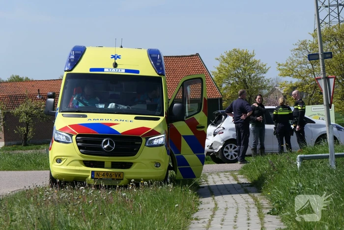 Bestuurster personenwagen gewond bij botsing met bestelbus