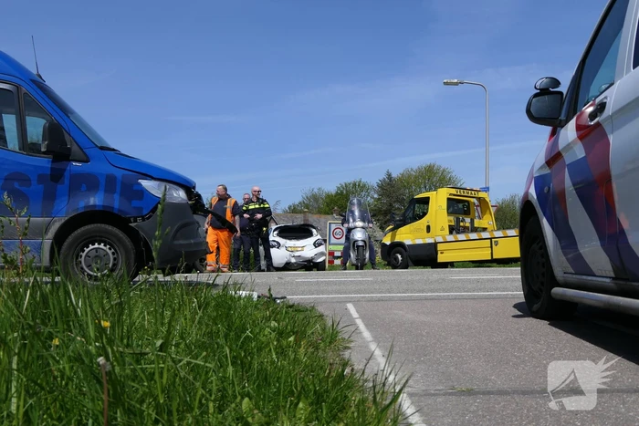 Bestuurster personenwagen gewond bij botsing met bestelbus