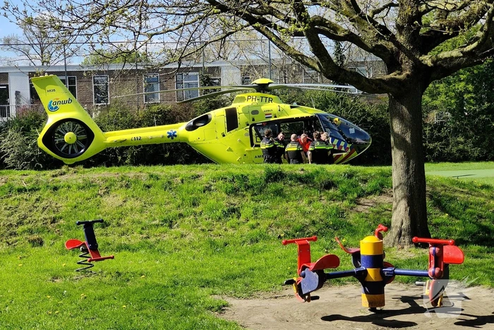 Persoon valt van steiger en raakt gewond