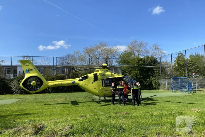 Persoon valt van steiger en raakt gewond