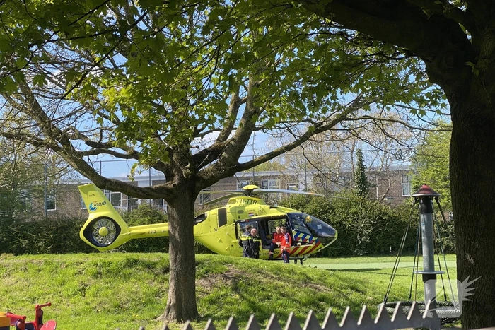 Persoon valt van steiger en raakt gewond