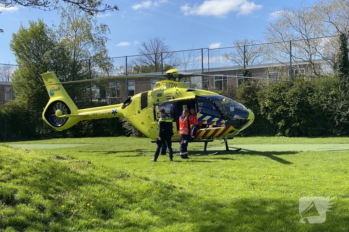 Persoon valt van steiger en raakt gewond