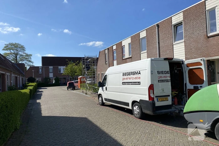 Persoon valt van steiger en raakt gewond