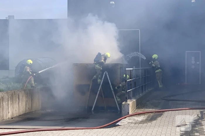 Flinke rookontwikkeling bij brand in haakarm container