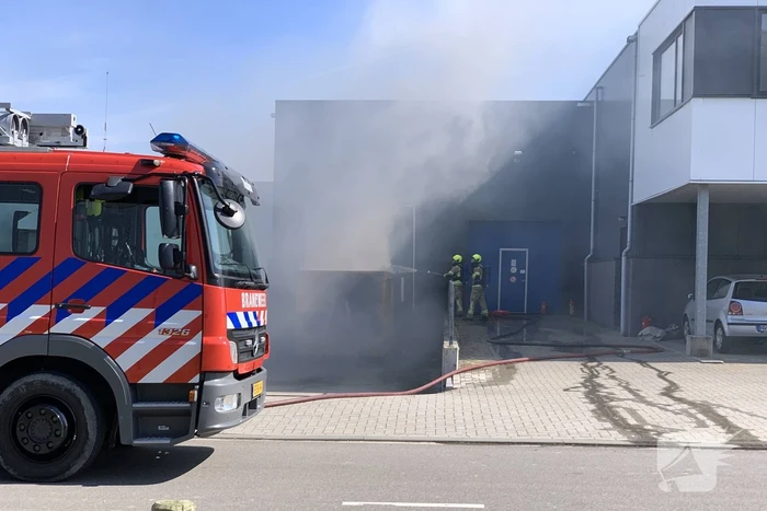 Flinke rookontwikkeling bij brand in haakarm container
