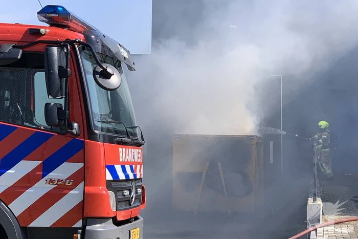 Flinke rookontwikkeling bij brand in haakarm container