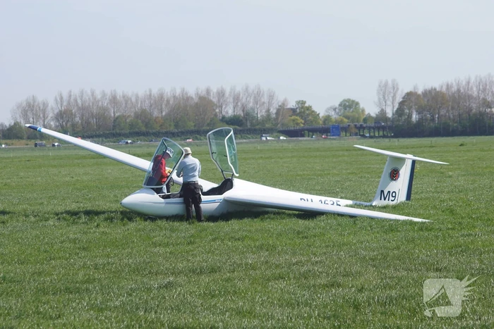 Zweefvliegtuig maakt landing in weiland