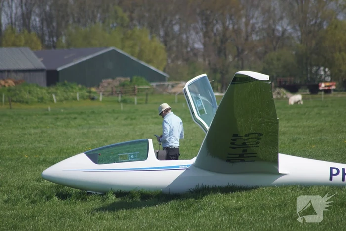 Zweefvliegtuig maakt landing in weiland