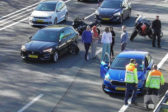 Flinke file op snelweg door verkeersongeval