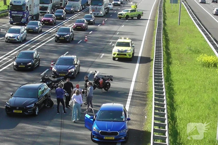 Flinke file op snelweg door verkeersongeval