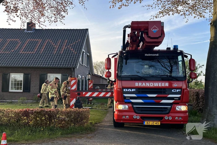 Brandweer veegt schoorsteen na brand