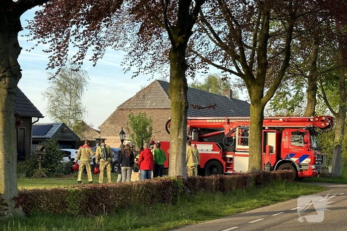 Brandweer veegt schoorsteen na brand
