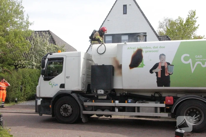Laadruimte vuilniswagen vat vlam