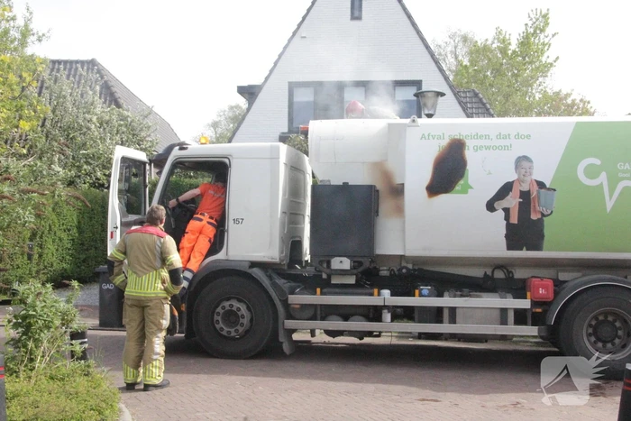 Laadruimte vuilniswagen vat vlam