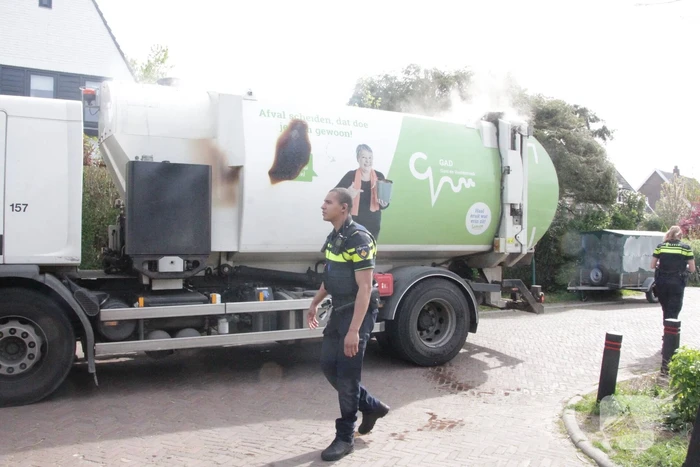 Laadruimte vuilniswagen vat vlam