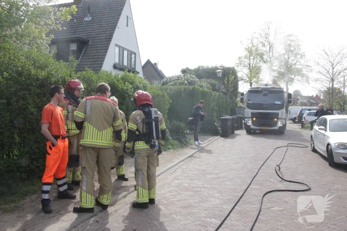 Laadruimte vuilniswagen vat vlam
