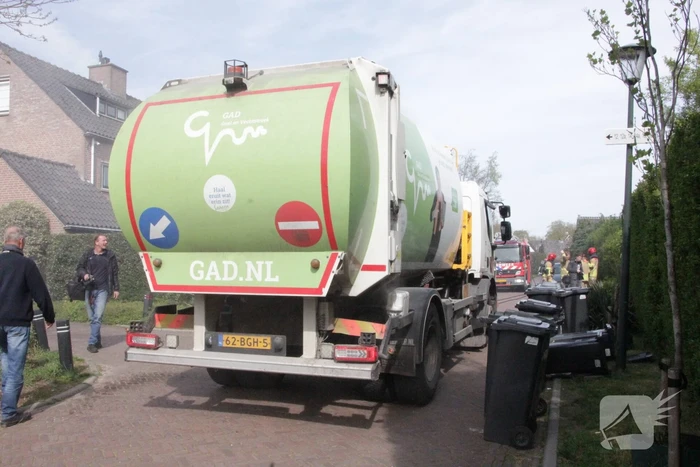Laadruimte vuilniswagen vat vlam