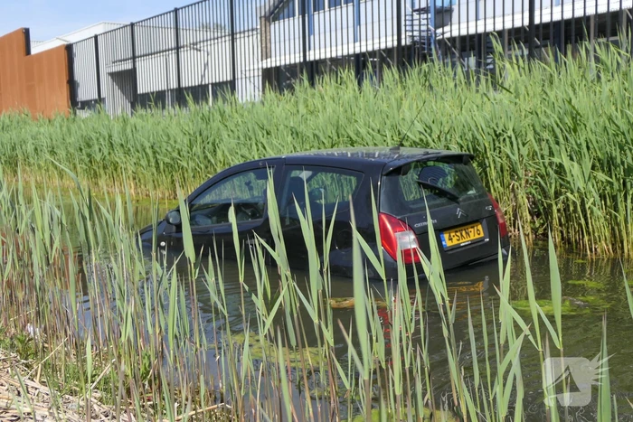 Geparkeerde auto niet op handrem gezet en rolt sloot in