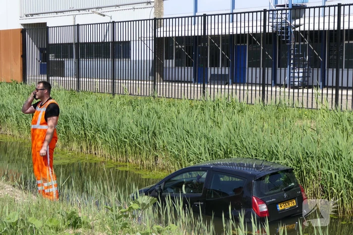 Geparkeerde auto niet op handrem gezet en rolt sloot in