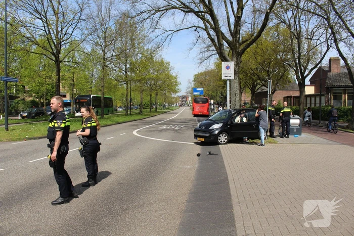Lijnbus 400 botst op personenauto