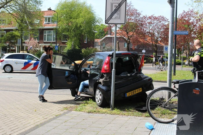 Lijnbus 400 botst op personenauto