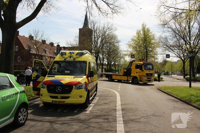 Lijnbus 400 botst op personenauto