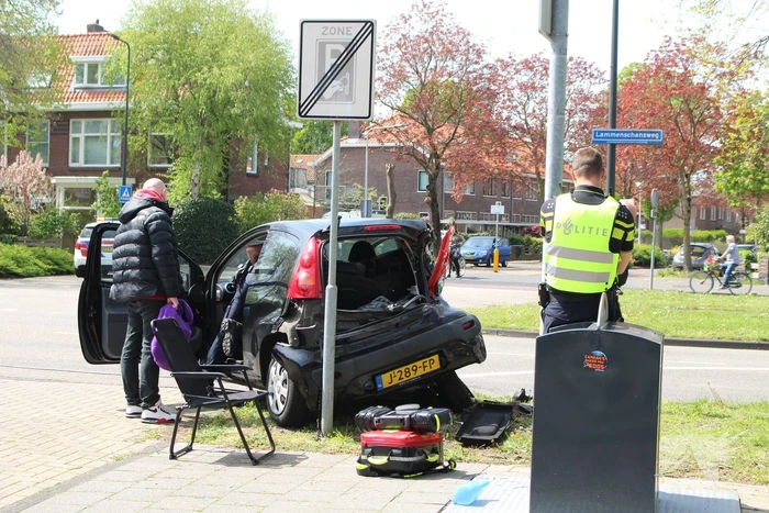 Lijnbus 400 botst op personenauto