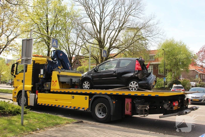 Lijnbus 400 botst op personenauto