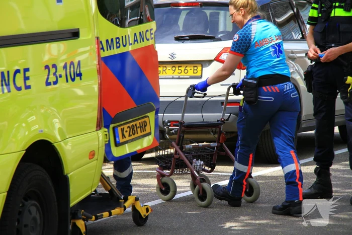 Vrouw met rollator komt hard ten val