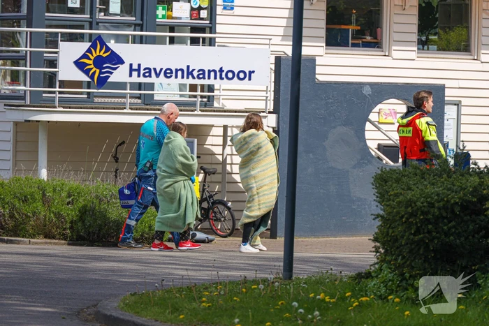 Twee personen gered uit Gooimeer nadat zeilboot omslaat