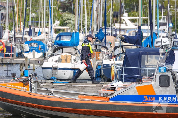 Twee personen gered uit Gooimeer nadat zeilboot omslaat