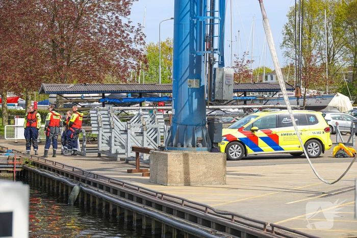 Twee personen gered uit Gooimeer nadat zeilboot omslaat