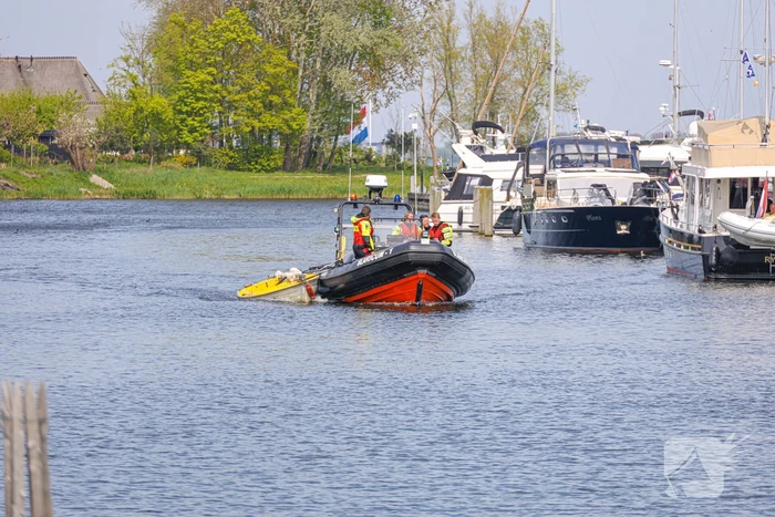 Twee personen gered uit Gooimeer nadat zeilboot omslaat