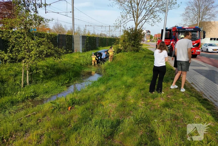 Automobilist belandt in sloot